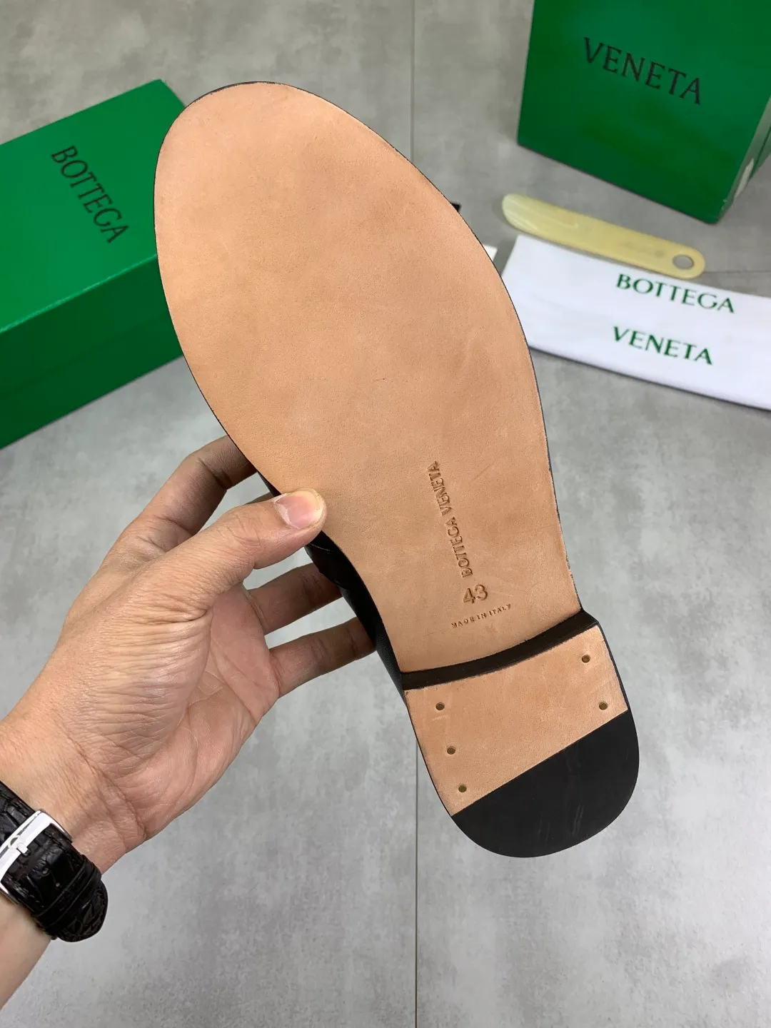 Men's shoes 💰P820 [New model] (genuine leather outsole) water-dyed cow lining 💰High-quality business couple leather shoes 💎💎💎 BOTTEGA VENETA official website synchronizes the latest top version of BV in the market, accept material comparison, shoe type comparison, process comparison, practical and textured, versatile and suitable for any occasion, the more you look at it, the more flavorful it becomes. Purely hand-knitted craftsmanship - Upper material, calfskin imported from Italy 🇮🇹 - High-quality water-dyed cowhide lining - Original private model customized leather outsole -Size: Female 35-39 (40 ordered) Male 39-44 (38 45 can be customized) Color: Multiple colors available
